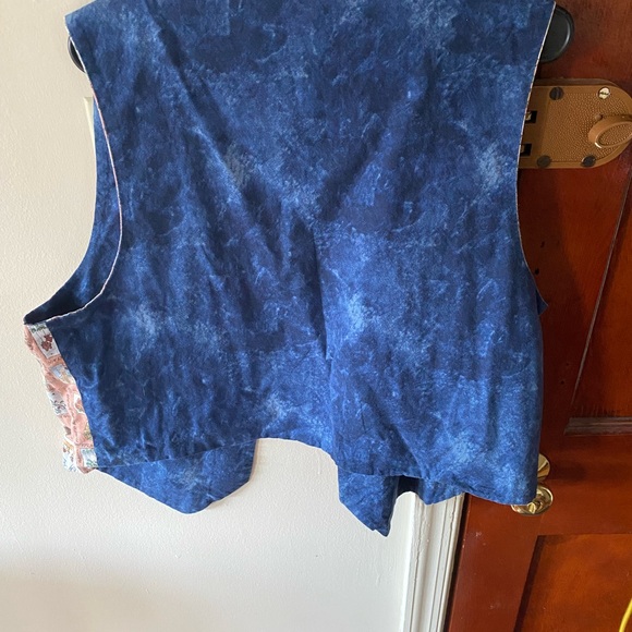 Floral Patterned Vest - Picture 2 of 7